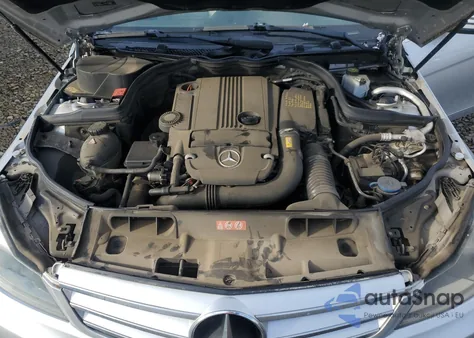 2013 Mercedes-Benz C 250 из США, поврежденный, VIN WDDGF4HB8DR299853